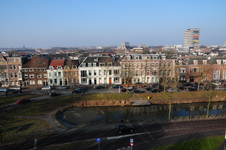 904595 Gezicht op de Weerdsingel W.Z. en het einde van de Stadsbuitengracht te Utrecht, vanaf het dak van de ...